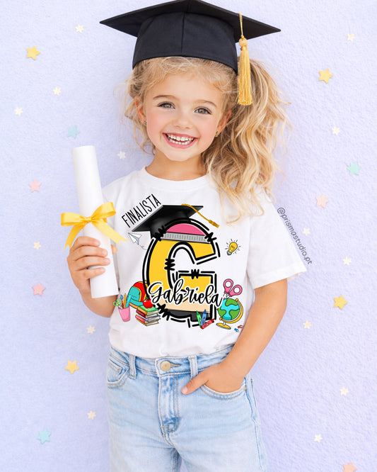 T-SHIRT FINALISTAS 2026 - MODELO COM INICIAL – Edição Exclusiva Prisma Studio®